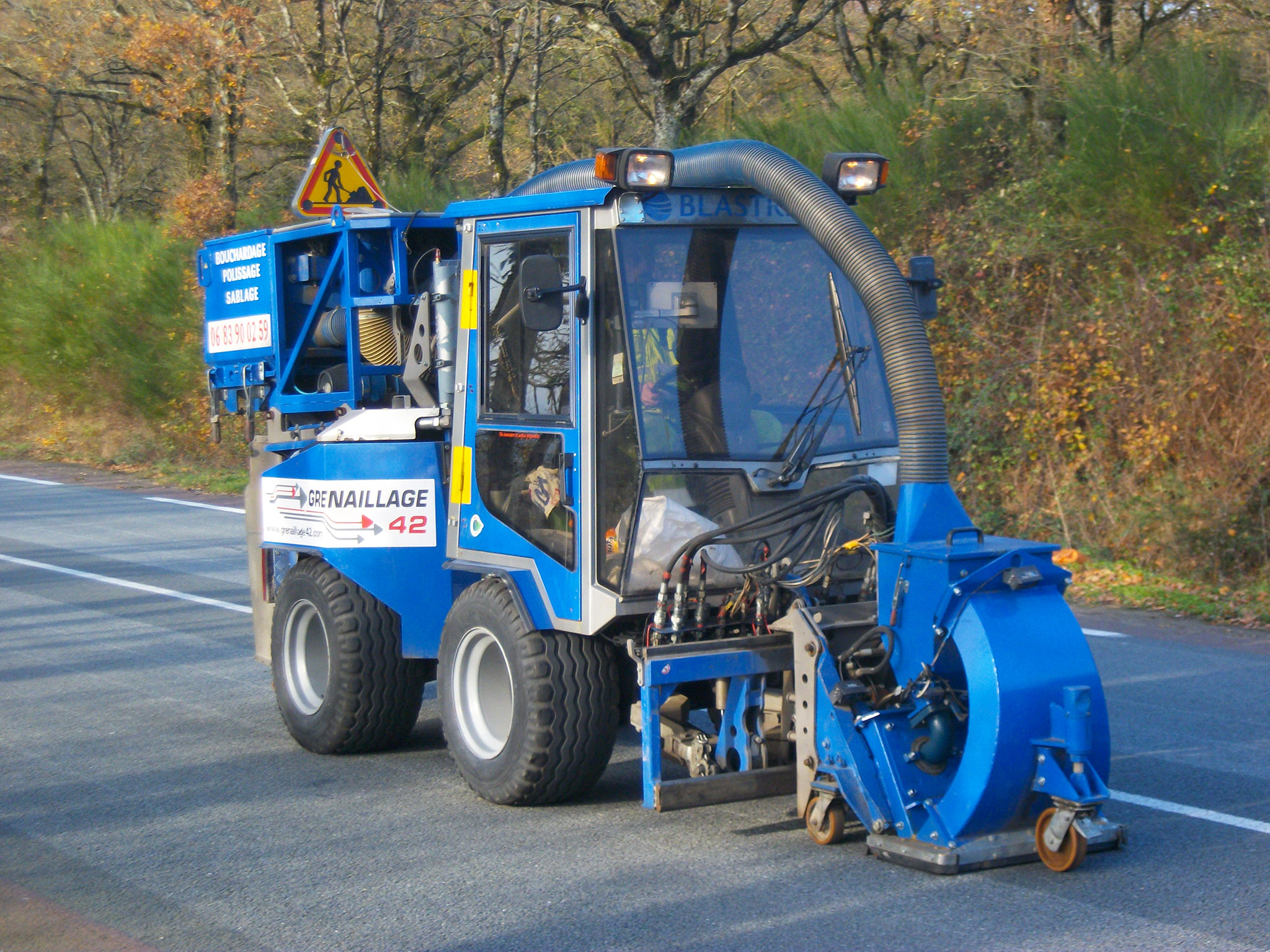 Engin de grenaillage routier