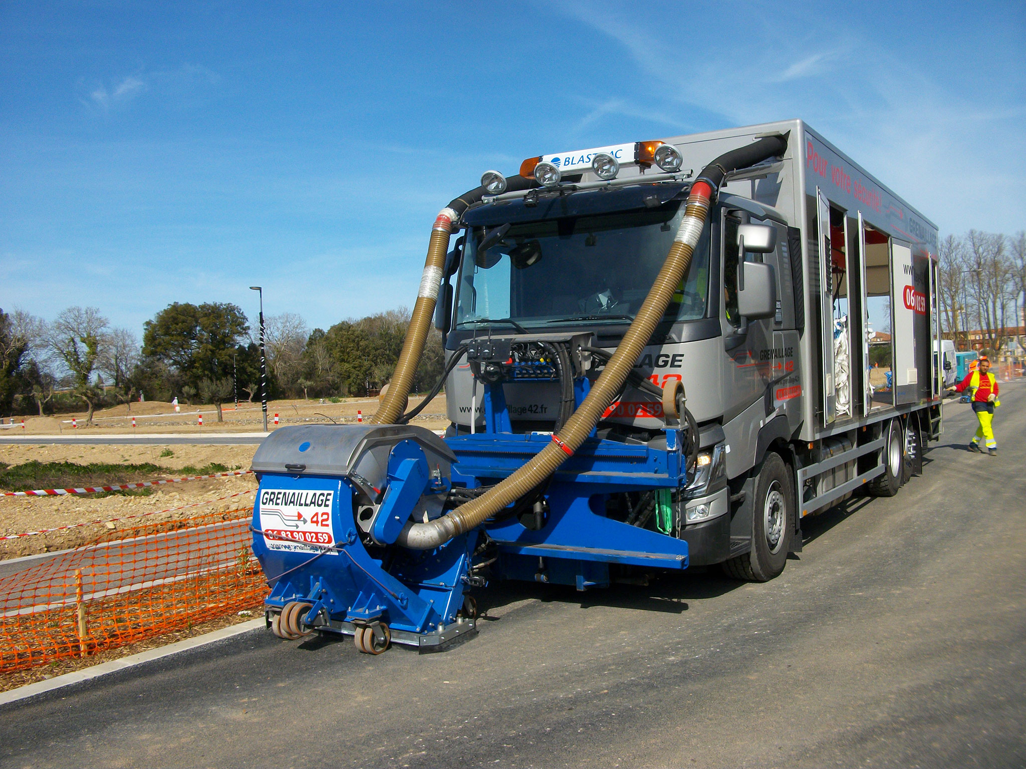 Camion de grenaillage routier